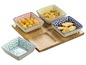 Ein Holztablett mit vier kleinen, bunten Schalen mit Snacks