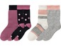 Ein Set mit vier Socken mit Punkten und Streifen.