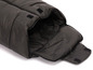 Ein schwarzer Schlafsack mit Reißverschluss und Klettverschluss.