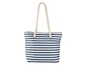 Eine blaue gestreifte Strandtasche mit Kordelgriffen.