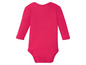 Ein rosa Baby-Body mit langen Ärmeln.