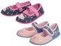 Zwei Paar Kinderschlappen, eines mit Hello Kitty und eines mit Elsa aus Frozen.