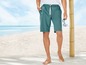 Mann mit grünen Shorts am Strand