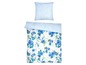 Ein Bettbezug mit Blumenmuster und einem einfarbigen blauen Kissenbezug.