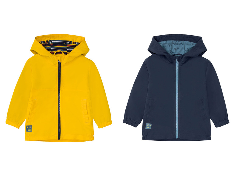 Zwei Kinderjacken mit Kapuze, eine gelbe und eine dunkelblaue, mit dem Logo 'Wild One'.