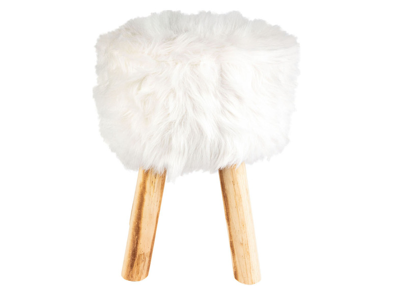 Weißer Fellhocker mit Holzbeinen.