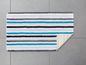 Badteppich mit blauen und grauen Streifen