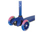 Ein blauer Playtive Tretroller mit leuchtenden Rädern.