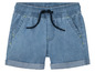 Blaue kurze Hose mit Gummizug und Kordel.