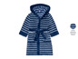 Ein gestreifter Bademantel für Kinder mit Kapuze.