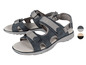 Zwei Paar blaue Sandalen mit Klettverschluss.
