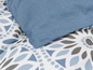 Blaue Bettwäsche mit einem weißen Muster aus Blättern und Punkten.