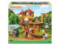 Sylvanian Families Spielset mit Baumhaus, Rutsche und Schaukel.