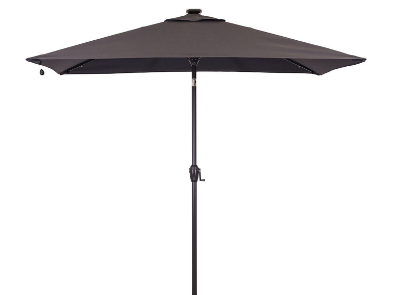Ein dunkelgrauer Sonnenschirm mit schwarzem Metallmast.