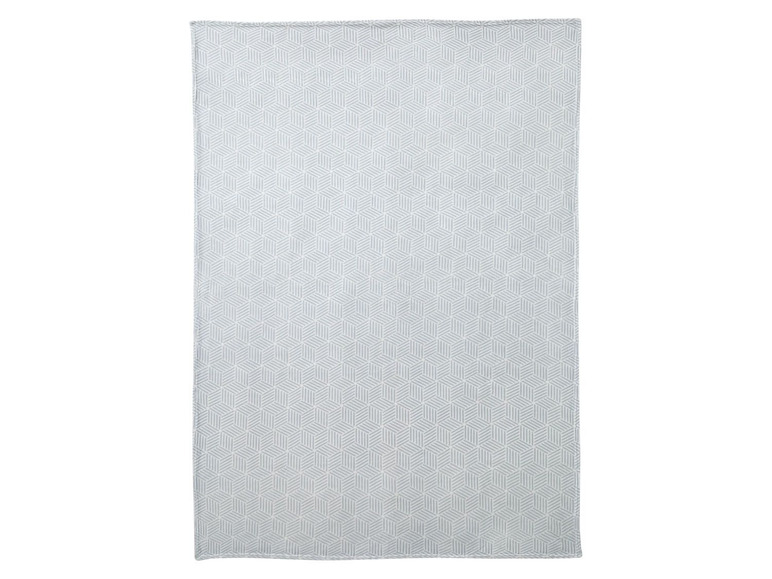 Ein hellblaues Handtuch mit geometrischem Muster.