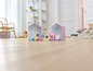 LEGO DUPLO Spielzeug mit Babybett und Figuren in einem rosa Haus.