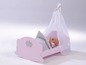Ein rosafarbenes Holzbett für Puppen mit Baldachin und Puppe.