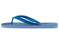 Blaue Flip-Flops mit tropischem Muster.