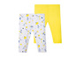 Zwei Leggings für Mädchen: eine mit Blumenmuster und eine in unifarbenem Gelb.