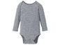Ein grauer Babybody mit langen Ärmeln.