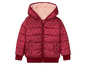 Rote Winterjacke mit Kapuze und Herzchenmuster