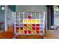 Ein Connect Four Spiel mit gelben und roten Scheiben.