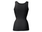 Schwarzes Tanktop aus glattem Stoff.