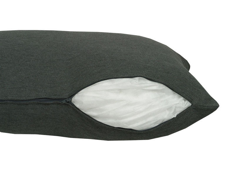 Ein grauer Kissenbezug mit Reißverschluss.