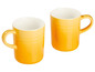 Zwei gelbe Le Creuset Kaffeetassen.