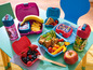Lunchboxen mit Frozen- und Paw Patrol-Motiven, Trinkflaschen mit Strohhalmen und ein Apfel.