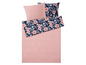 Ein rosafarbenes Bettbezug-Set mit Blumenmuster und passenden Kissenbezügen.