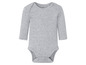 Ein grauer Baby-Body mit langen Ärmeln.