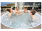 Eine Familie genießt ein Whirlpool-Bad im Freien.