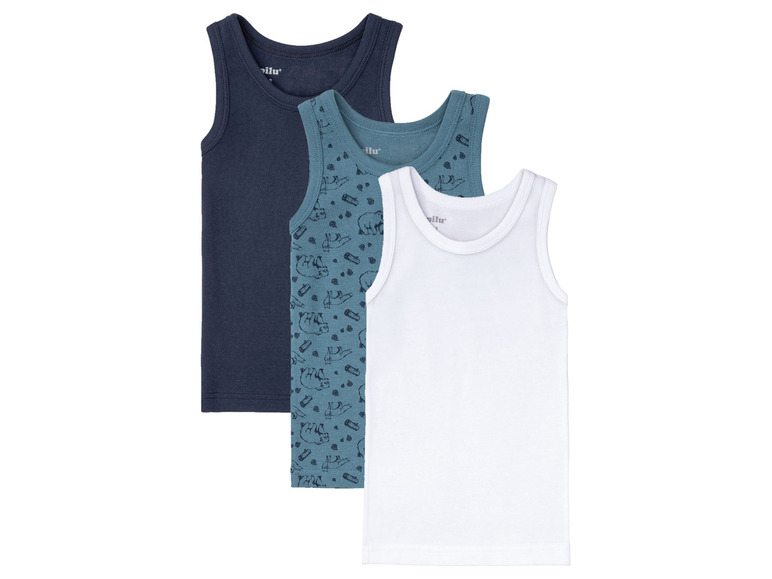 Drei Tanktops für Jungen, eins weiß, eins dunkelblau und eins mit Tiermotiv