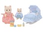 Calico Critters Puppen mit einer Wiege und Zubehör.