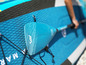 Ein blaues Aqua Marina Paddleboard mit Paddel.