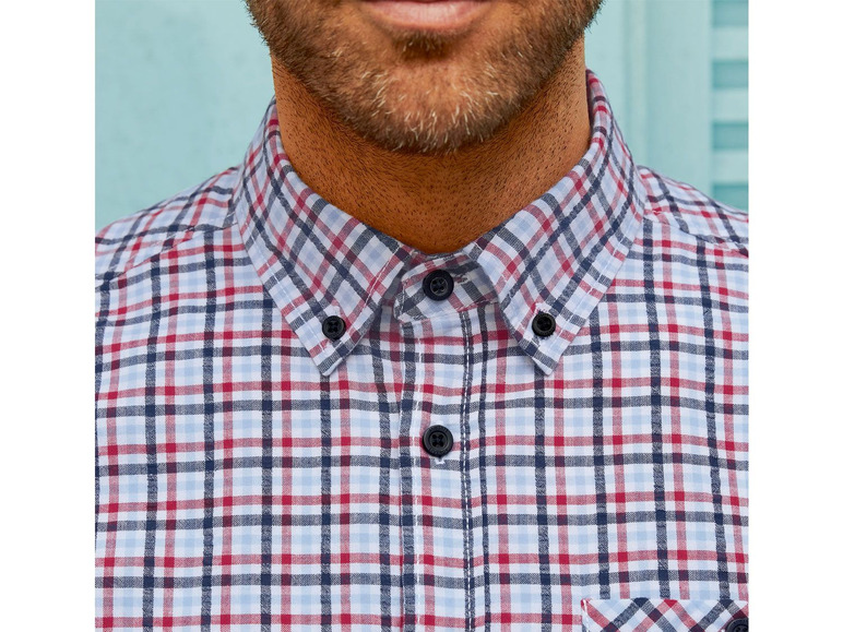 Nahaufnahme einer weiß-rot-blau karierten Hemdes.