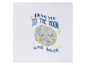 Eine weiße Babydecke mit einem Mond und Sternen, mit dem Text 'I love you to the moon and back'