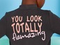 Ein grauer Pullover mit dem Aufdruck 'You look totally flamazing'
