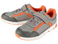Zwei graue Sneakers mit orangefarbenen Details und Klettverschluss.