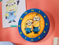 Eine blaue Uhr mit zwei Minions.