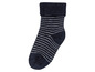 Eine dunkelblaue Socke mit weißen Streifen.
