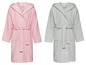 Zwei Bademäntel, einer rosa mit Punkten und einer grau.