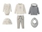Baby-Kleidungssortiment mit Body, Langarmshirt, Hose, Mütze und Lätzchen.