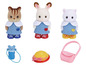 Calico Critters Puppen mit einem Eichhörnchen, einem Kaninchen und einer Katze, Accessoires und Kleidung.