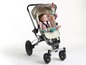 Ein Baby in einem Bugaboo-Kinderwagen mit einem Spielzeugmobil.