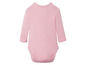 Ein rosa Baby-Body mit langen Ärmeln.