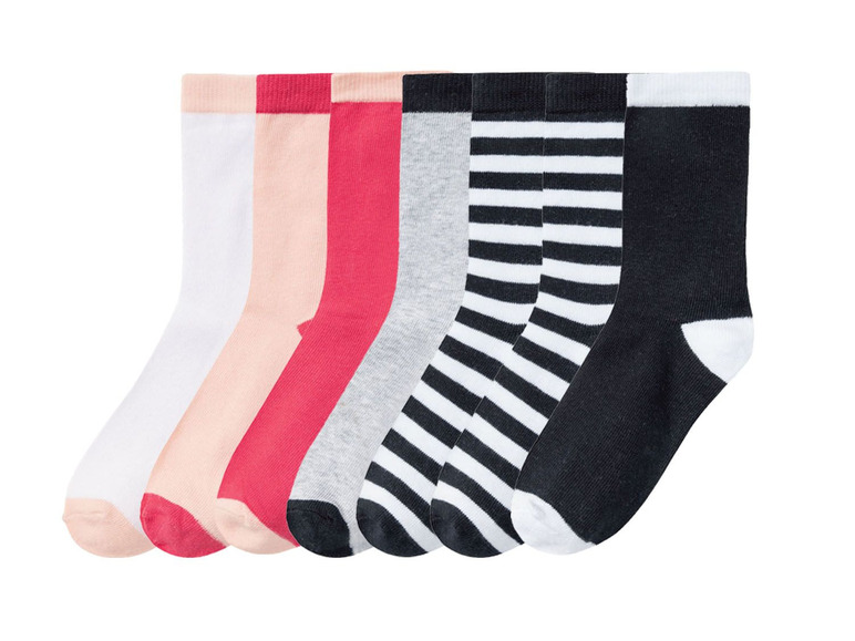 Sechs Paar Socken in verschiedenen Farben und Mustern, darunter gestreifte Socken.