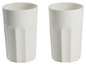 Zwei weiße Gläser mit gerippter Struktur.