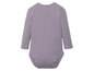 Ein graues, geripptes Babybody mit langen Ärmeln.